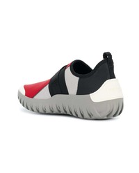 rote und schwarze niedrige Sneakers von Prada