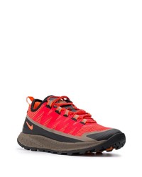 rote und schwarze Sportschuhe von Nike