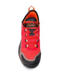 rote und schwarze Sportschuhe von Nike