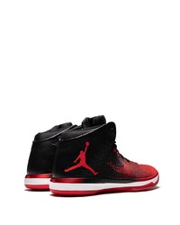 rote und schwarze Sportschuhe von Jordan