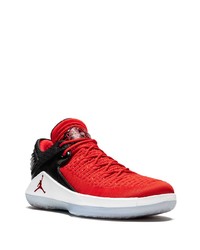 rote und schwarze Sportschuhe von Jordan