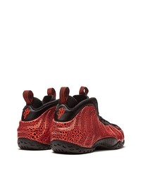 rote und schwarze Sportschuhe von Nike