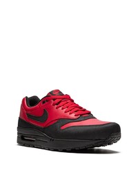 rote und schwarze Sportschuhe von Nike