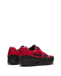 rote und schwarze Sportschuhe von Nike