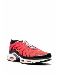 rote und schwarze Sportschuhe von Nike