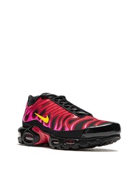 rote und schwarze Sportschuhe von Nike