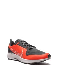 rote und schwarze Sportschuhe von Nike