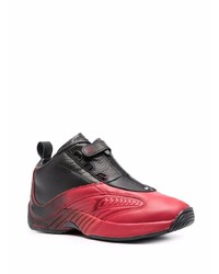 rote und schwarze Sportschuhe von Reebok