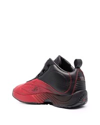 rote und schwarze Sportschuhe von Reebok