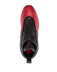 rote und schwarze Sportschuhe von Reebok