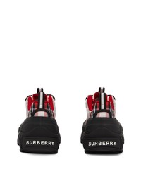 rote und schwarze Sportschuhe von Burberry