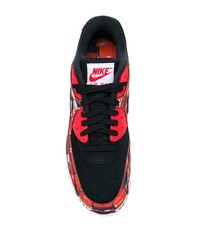 rote und schwarze Sportschuhe von Nike