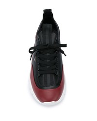 rote und schwarze Sportschuhe von Bally