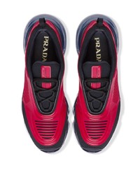 rote und schwarze Sportschuhe von Prada