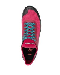 rote und schwarze Sportschuhe von Rossignol