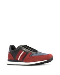 rote und schwarze Sportschuhe von Bally