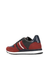 rote und schwarze Sportschuhe von Bally