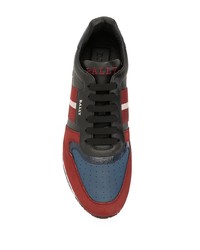 rote und schwarze Sportschuhe von Bally