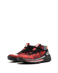 rote und schwarze Sportschuhe von adidas