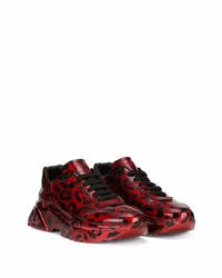 rote und schwarze Sportschuhe von Dolce & Gabbana