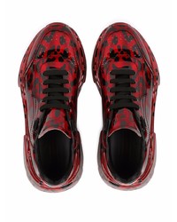 rote und schwarze Sportschuhe von Dolce & Gabbana