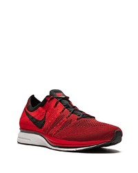 rote und schwarze Sportschuhe von Nike