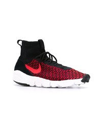 rote und schwarze Sportschuhe von Nike