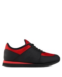 rote und schwarze Sportschuhe von Giuseppe Zanotti