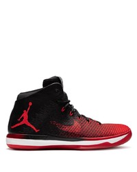 rote und schwarze Sportschuhe von Jordan