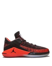 rote und schwarze Sportschuhe von Jordan