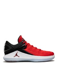 rote und schwarze Sportschuhe von Jordan