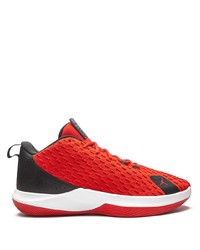 rote und schwarze Sportschuhe von Jordan