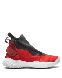 rote und schwarze Sportschuhe von Jordan