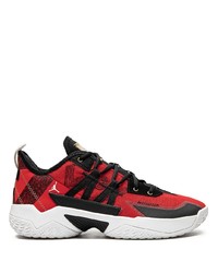 rote und schwarze Sportschuhe von Jordan