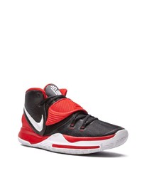 rote und schwarze Sportschuhe von Nike