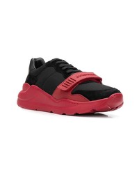 rote und schwarze Sportschuhe von Burberry