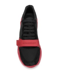 rote und schwarze Sportschuhe von Burberry