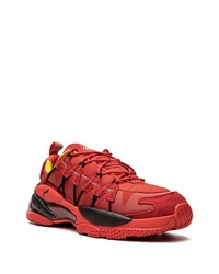 rote und schwarze Sportschuhe von Puma