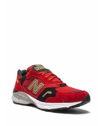 rote und schwarze Sportschuhe von New Balance