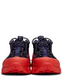 rote und schwarze Sportschuhe von Burberry