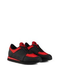 rote und schwarze Sportschuhe von Giuseppe Zanotti