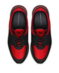 rote und schwarze Sportschuhe von Giuseppe Zanotti