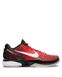 rote und schwarze Sportschuhe von Nike