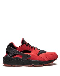 rote und schwarze Sportschuhe von Nike