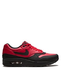 rote und schwarze Sportschuhe von Nike