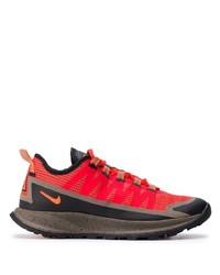 rote und schwarze Sportschuhe von Nike