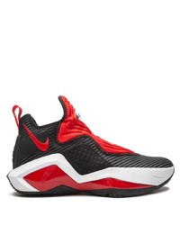 rote und schwarze Sportschuhe von Nike