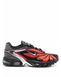 rote und schwarze Sportschuhe von Nike