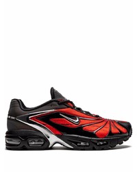 rote und schwarze Sportschuhe von Nike