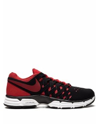 rote und schwarze Sportschuhe von Nike